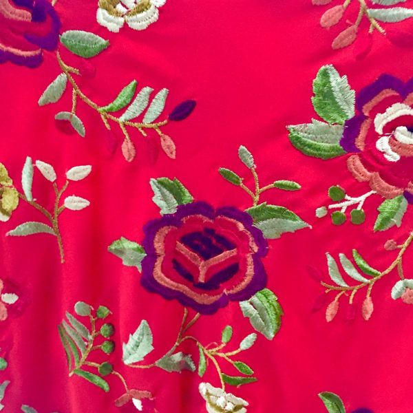 Mantoncillo bordado moda flamenca